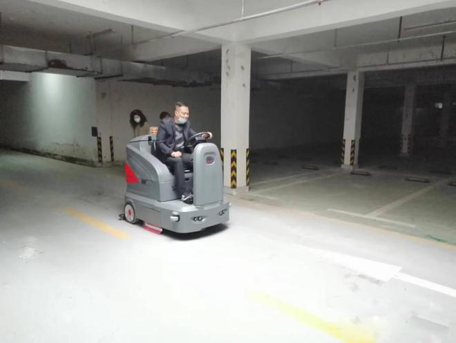 红河小区物业保洁不用人力改用驾驶式洗地机了